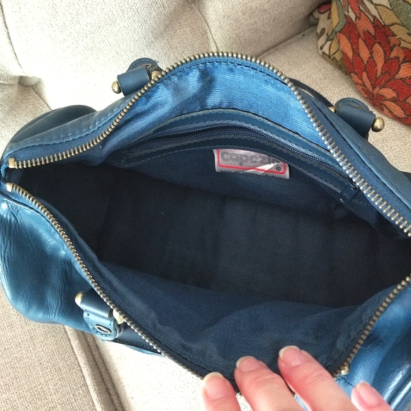 Capezio barrel handbag - Picture 3 of 4